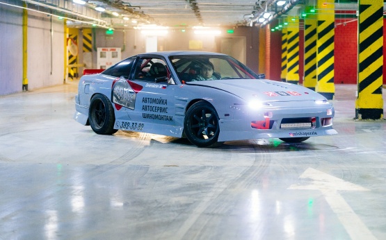 Брендирование спортивного автомобиля