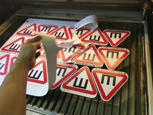 Фигурная резка пленки с подложкой, резка наклеек по штучно.