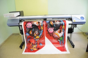 Интерьерная печать на самоклеющейся пленке