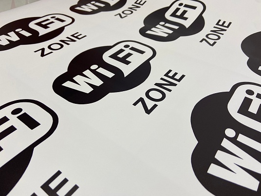 Печать наклеек, этикеток на самоклеющейся пленке