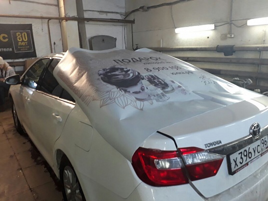 Полноцветная наклейка перфорированная на заднее стекло