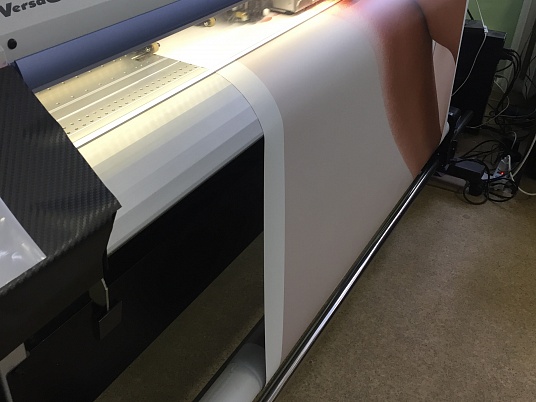 Интерьерная печать на самоклеющейся пленке