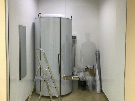 Изготовление наклейки на стекло изнутри