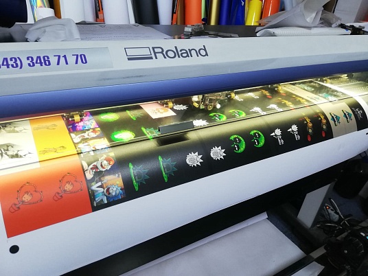 Печать наклеек, этикеток на самоклеющейся пленке