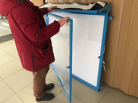 Стенд уличный информационный со стеклом, с замком.