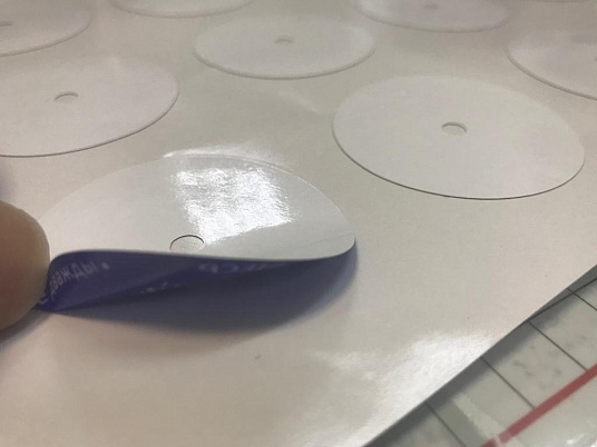 Печать наклеек на клеевом слое