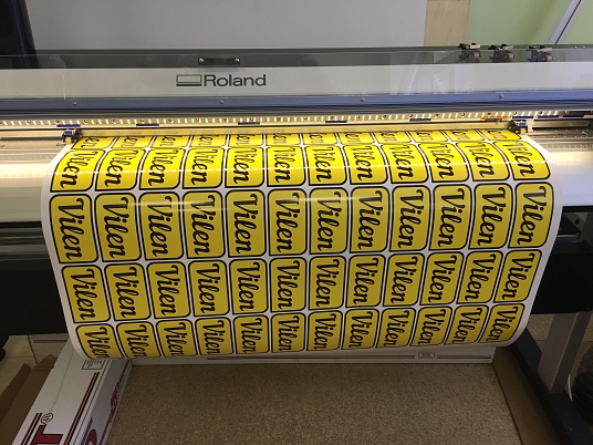 Печать наклеек, этикеток на самоклеющейся пленке