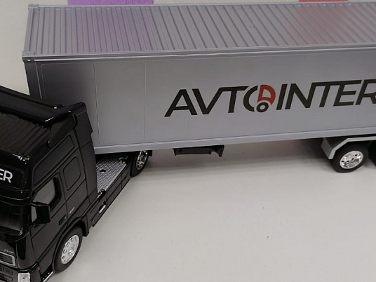 Сувенирный грузовик с логотипом фирмы