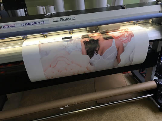 Интерьерная печать на самоклеющейся пленке