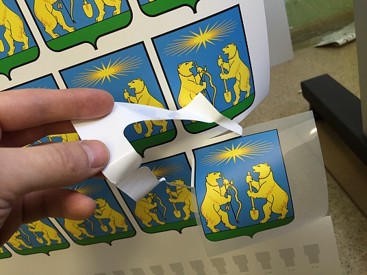 Печать наклеек, этикеток на самоклеющейся пленке