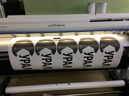 Интерьерная печать на самоклеющейся пленке