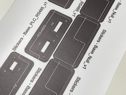 Печать наклеек, этикеток на самоклеющейся пленке