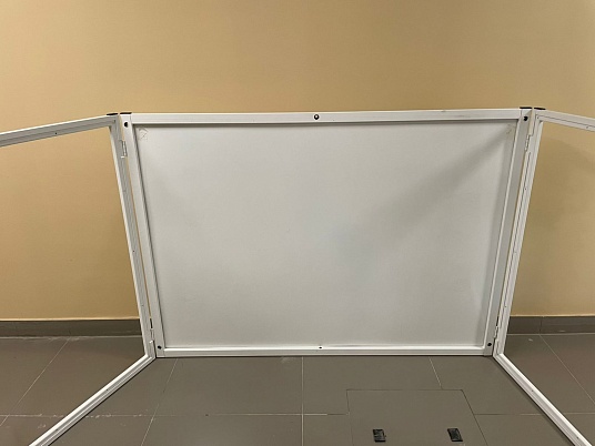 Магнитный информационный стенд с дверцами на замке 