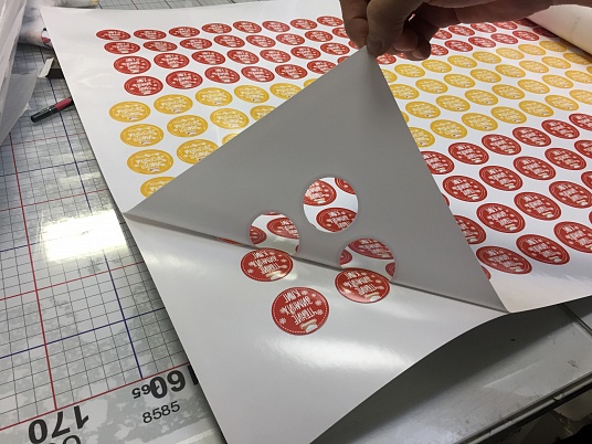 Печать наклеек, этикеток на самоклеющейся пленке