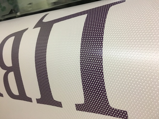 Печать на перфорированной пленке (для стекол)