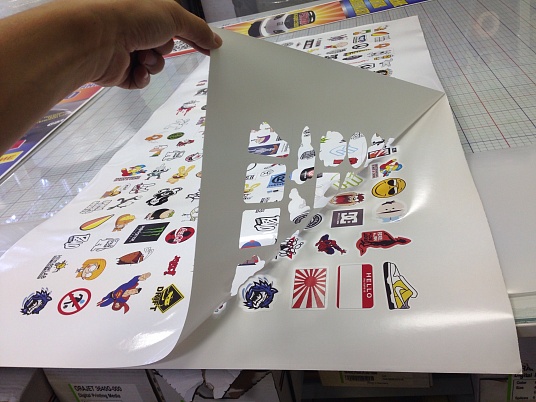 Печать наклеек, этикеток на самоклеющейся пленке