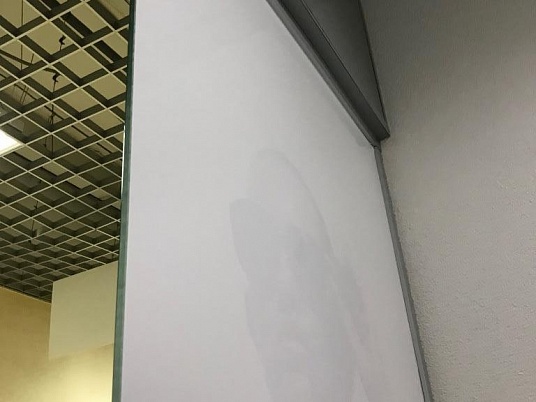 Изготовление наклейки на стекло изнутри