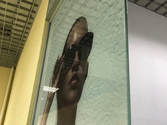 Изготовление наклейки на стекло изнутри