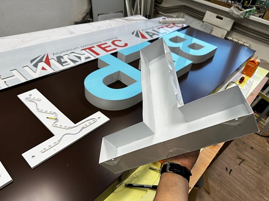 Вывеска с объемными буквами