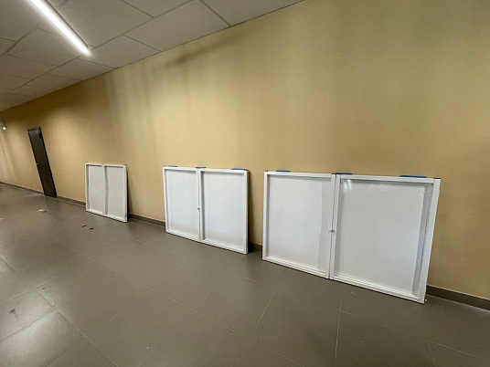 Магнитный информационный стенд с дверцами на замке 