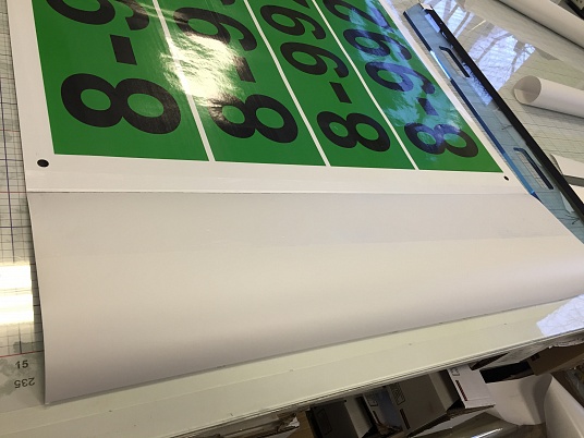 Печать наклеек, этикеток на самоклеющейся пленке