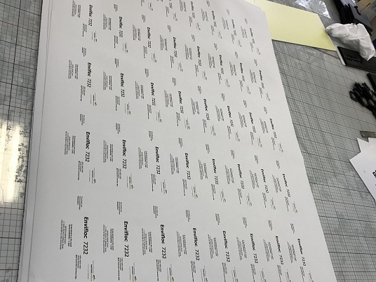 Печать наклеек, этикеток на самоклеющейся пленке