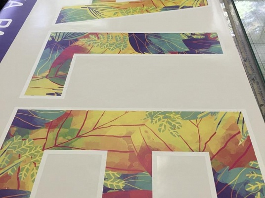 Печать наклеек, этикеток на самоклеющейся пленке