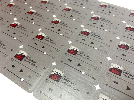 Печать наклеек, этикеток на самоклеющейся пленке