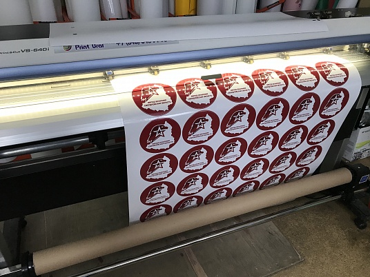 Печать наклеек, этикеток на самоклеющейся пленке