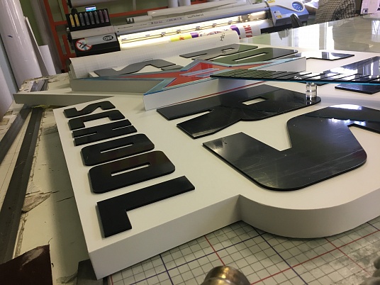 Интерьерная вывеска световая, световое панно с контражуром