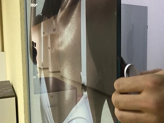 Изготовление наклейки на стекло изнутри