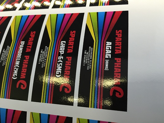 Печать наклеек, этикеток на самоклеющейся пленке