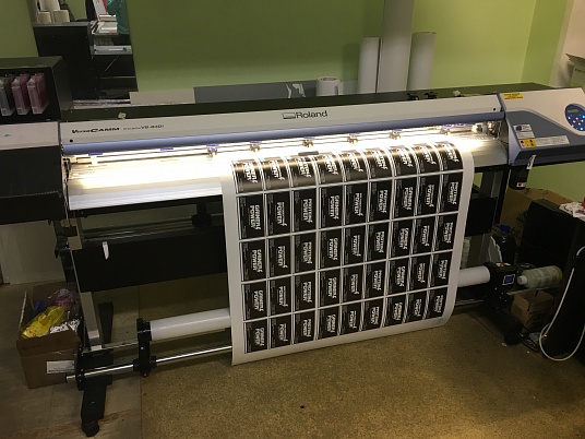 Интерьерная печать на самоклеющейся пленке