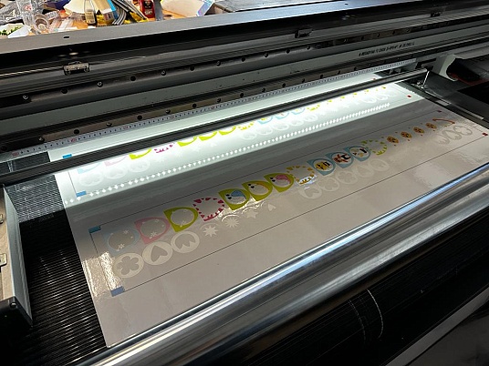 Печать наклеек, этикеток на самоклеющейся пленке