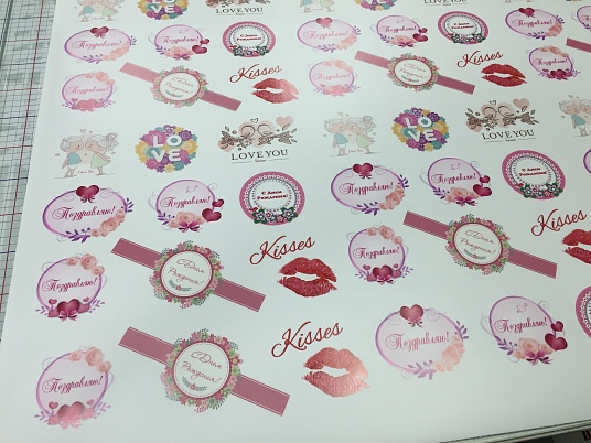 Печать наклеек, этикеток на самоклеющейся пленке