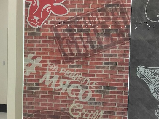 Оформление рекламной пленкой 