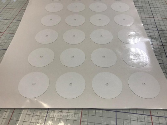 Печать наклеек на клеевом слое