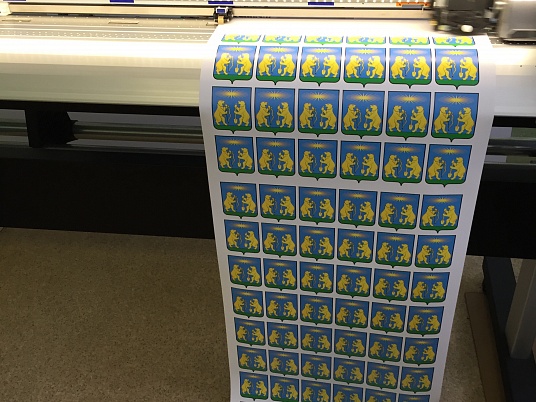 Печать наклеек, этикеток на самоклеющейся пленке