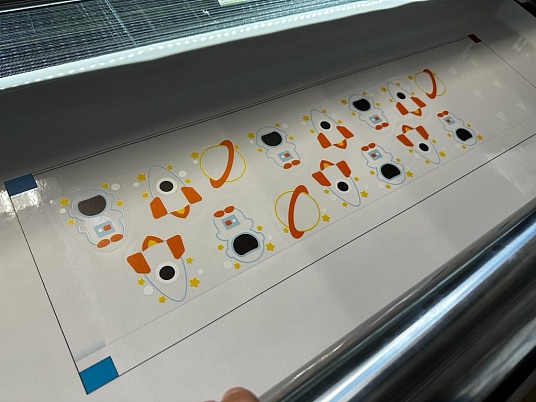 Печать наклеек, этикеток на самоклеющейся пленке