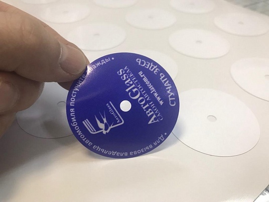 Печать наклеек на клеевом слое