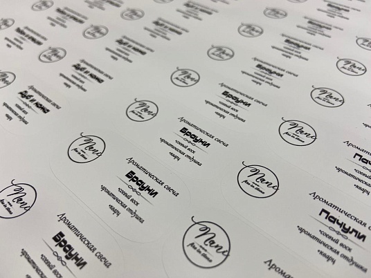 Печать наклеек, этикеток на самоклеющейся пленке