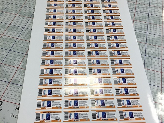 Печать наклеек, этикеток на самоклеющейся пленке