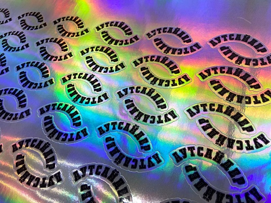 Печать наклеек, этикеток на самоклеющейся пленке