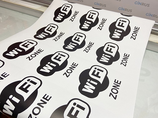 Печать наклеек, этикеток на самоклеющейся пленке