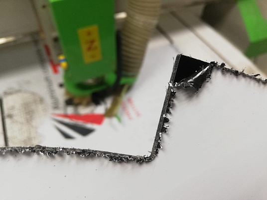 Резка алюминевых композитных панелей