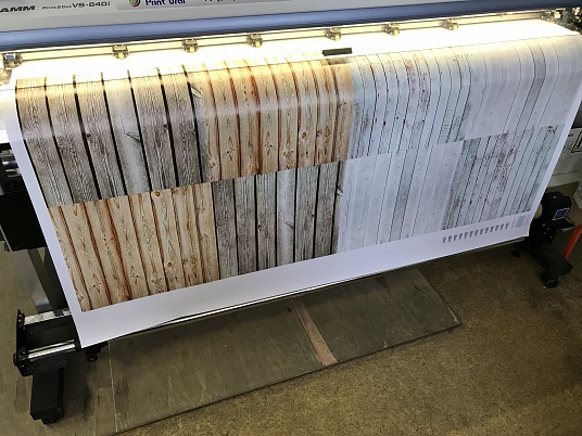 Печать наклеек, этикеток на самоклеющейся пленке