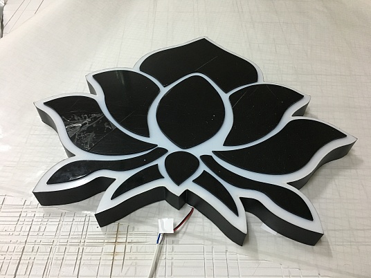 Интерьерная вывеска с контражуром