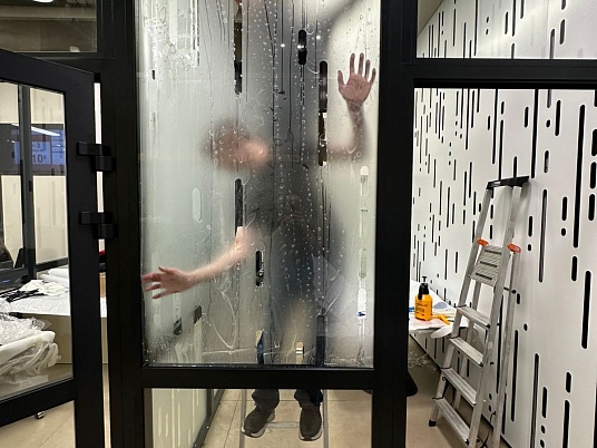 Брендирование офисных перегородок