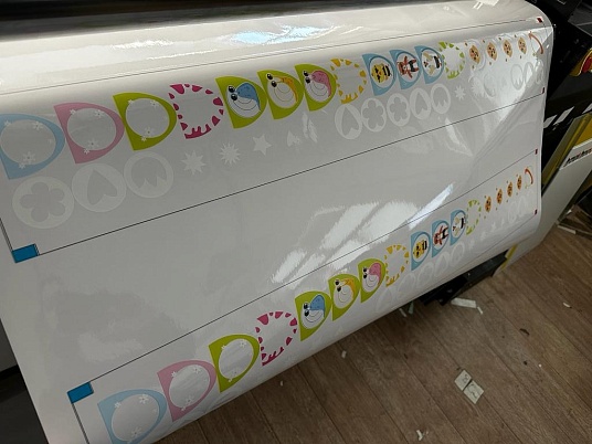 Печать наклеек, этикеток на самоклеющейся пленке