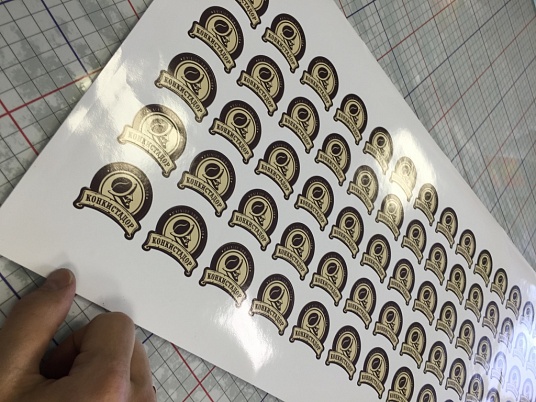 Печать наклеек, этикеток на самоклеющейся пленке